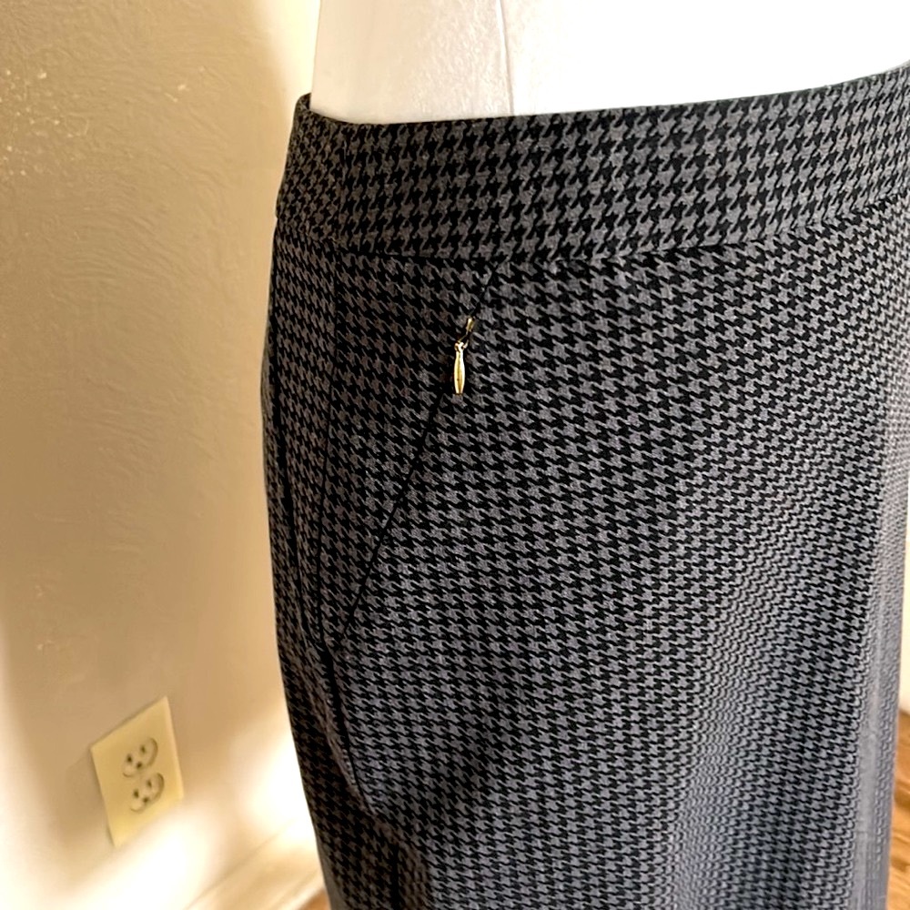 The Limited grey and black houndstooth pencil skirt. Timeless and classic - Picture 3 of 9